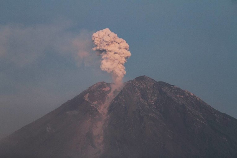 Eruptirao vulkan Semeru: Indonezija podigla uzbunu na najvišu razinu