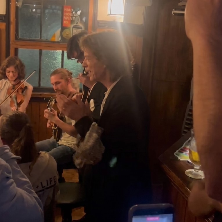 Slavni pjevač (82) zapjevao pjesmu u pubu pa iznenadio prisutne