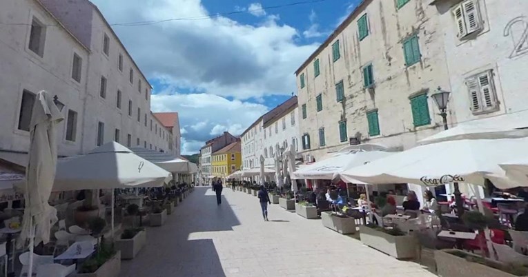 Sinjanin i strankinja tukli policajce. On jednog šakom u glavu, ona drugog šamarom