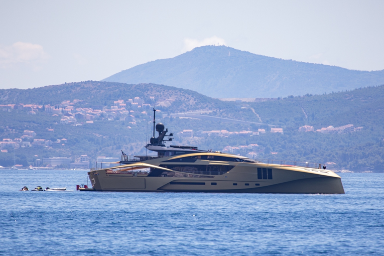 U Dubrovnik uplovila luksuzna zlatna jahta, tjedni najam - milijun i 900 tisuća kuna