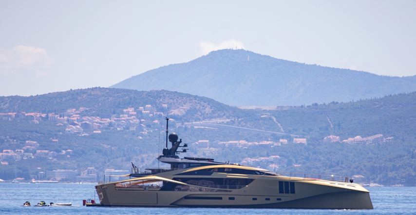 A luxury golden yacht sailed into Dubrovnik, you can rent it for $ 289,000 a week