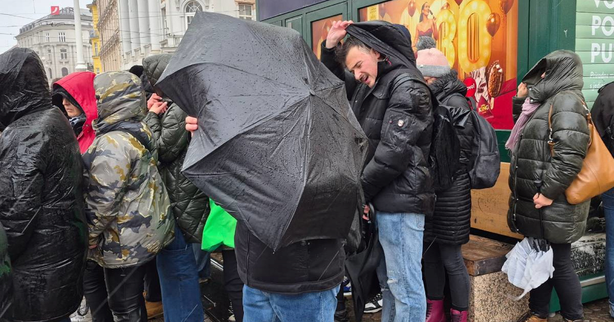 Fotka dana: Borbe s kišobranima i kapuljačama na glavi