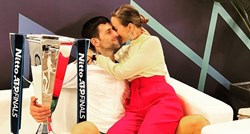 Nakon velike pobjede u Torinu Novak Đoković pozirao u zagrljaju supruge Jelene