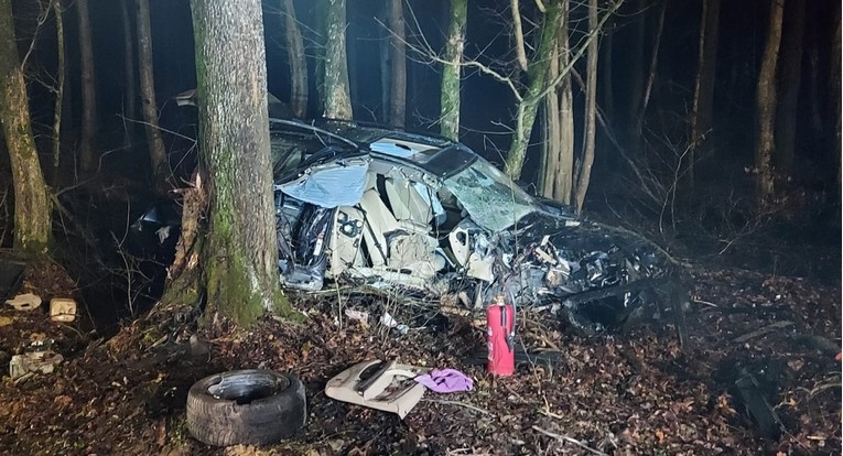 Prometna kod Petrinje: Auto potpuno uništen, pijani vozač prošao bez težih ozljeda
