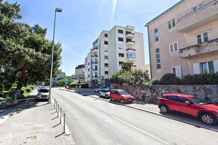 Djevojka bacila psa preko balkona u Splitu, uginuo je. Nju zadržali na liječenju