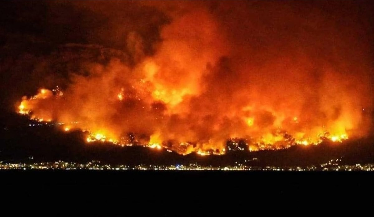 FOTO Zastrašujuć prizor. Pogled s Hvara na požar u Tučepima