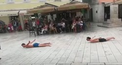 VIDEO Tri lika se u centru Splita bacala na pod i klizala po kiši, ekipa im navijala