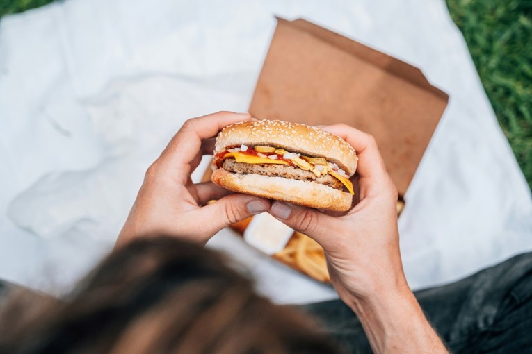 Znanstvenici otkrili koliko minuta života oduzima jedan cheeseburger