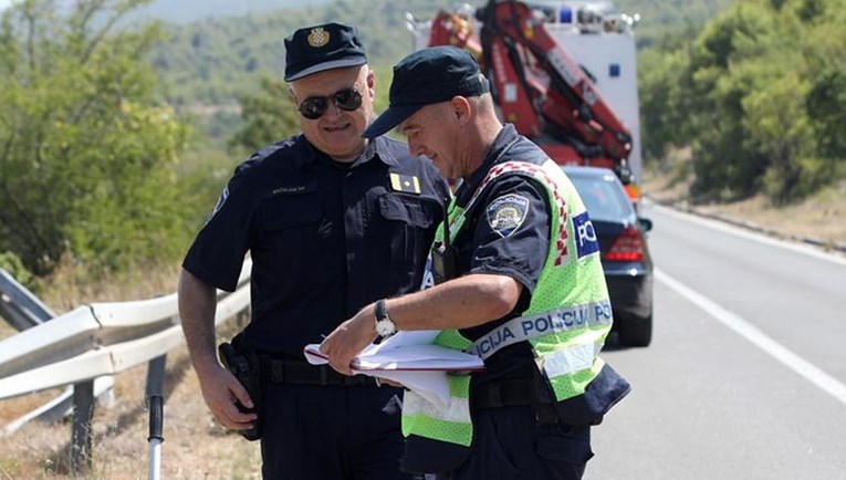 Nesreća kraj Bjelovara. Kombijem udario u stup pa završio u jarku, ozlijeđeno dijete