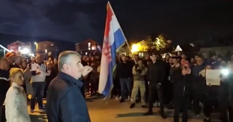 VIDEO Policajci u Trilju odbijaju covid-potvrde, ne žele preuzeti smjenu. Došao Bulj