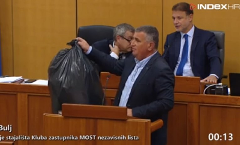 VIDEO Bulj Plenkoviću bacio smeće na fotelju