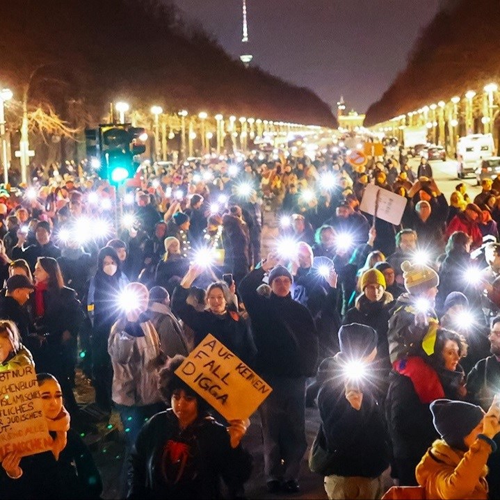 FOTO Na ulice Berlina izašlo 160 tisuća ljudi, prosvjeduju protiv suradnje s desnicom