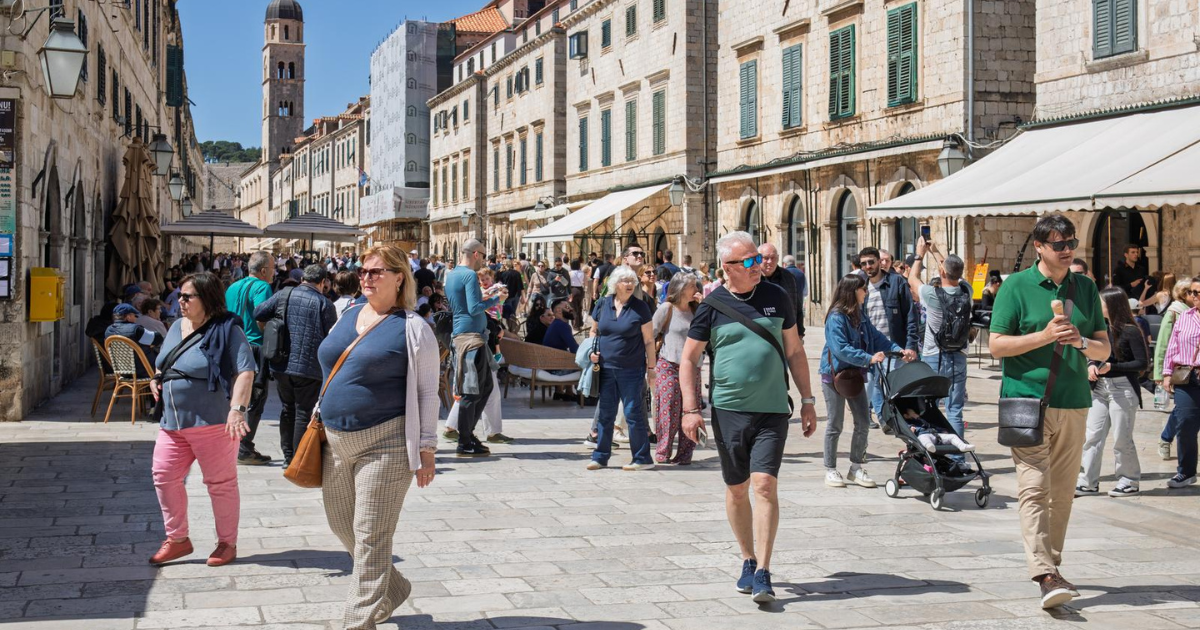 FOTO Sunčani Dubrovnik prepun turista, ovako izgleda Stradun pred Uskrs