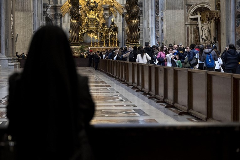 Bazilika radila gotovo cijelu noć. Deseci tisuća ljudi odaju počast papi Franji