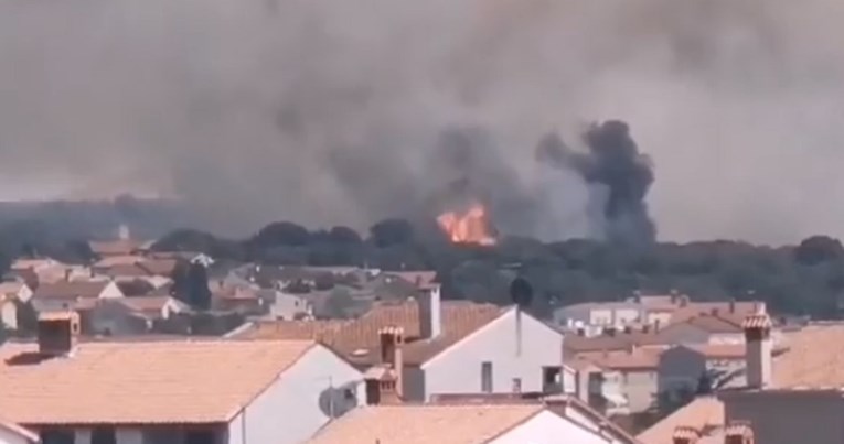 FOTO I VIDEO Veliki požar u Puli. Gorjelo prema kućama, vatra je pod kontrolom
