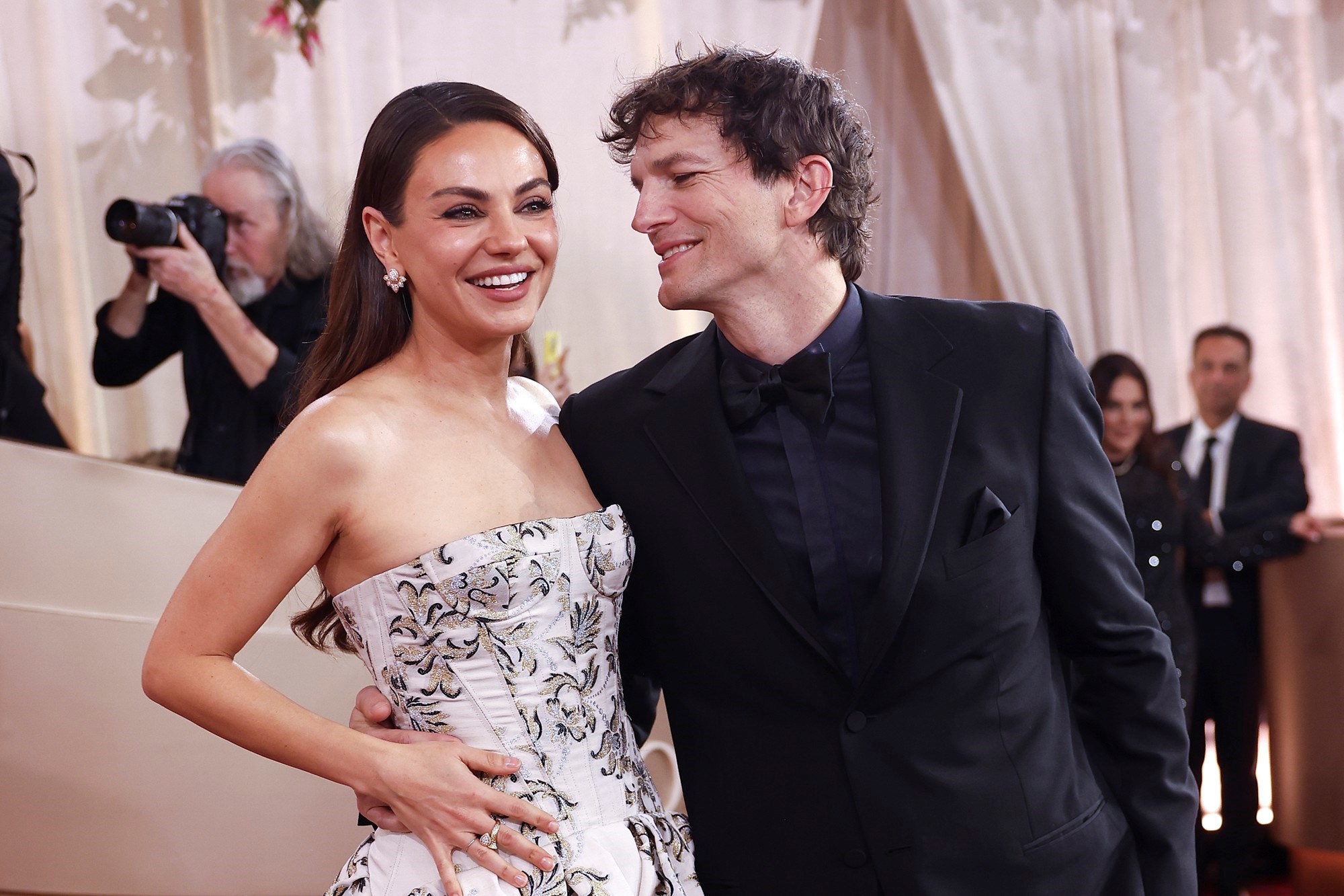 Ashton Kutcher odgovorio na dugogodišnju glasinu da se on i Mila Kunis "ne tuširaju"
