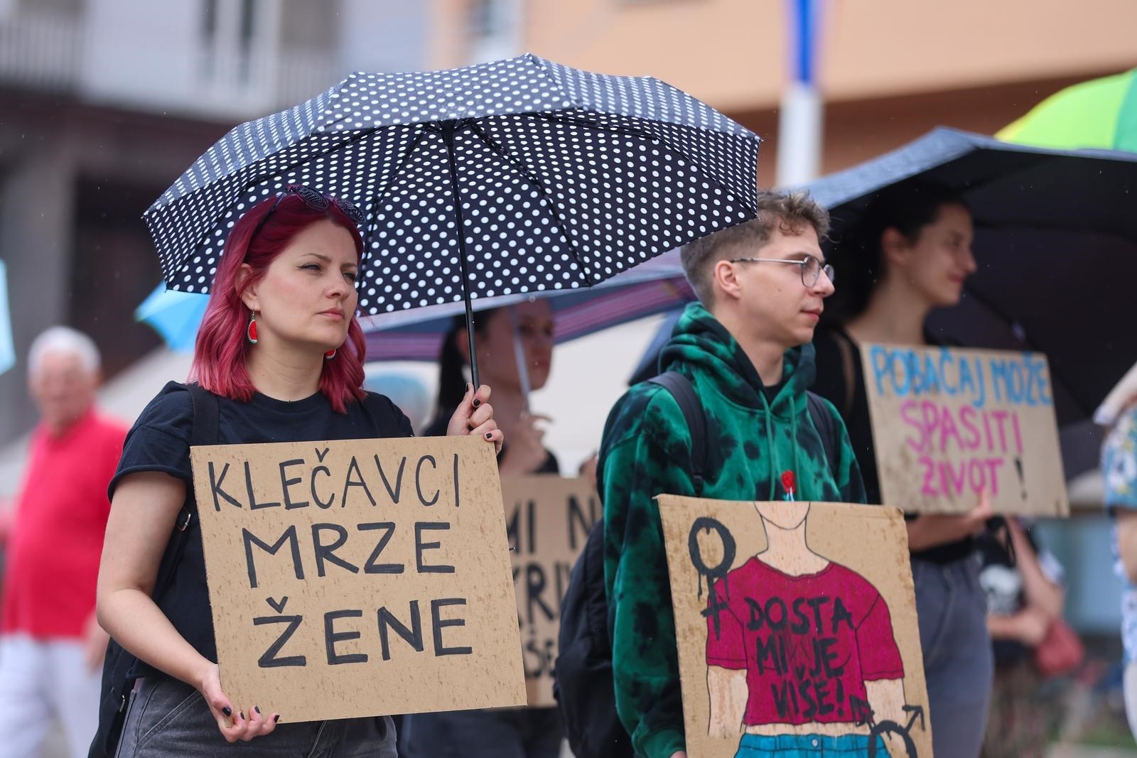 FOTO Pogledajte transparente prosvjednika u Zagrebu koji se protive klečavcima
