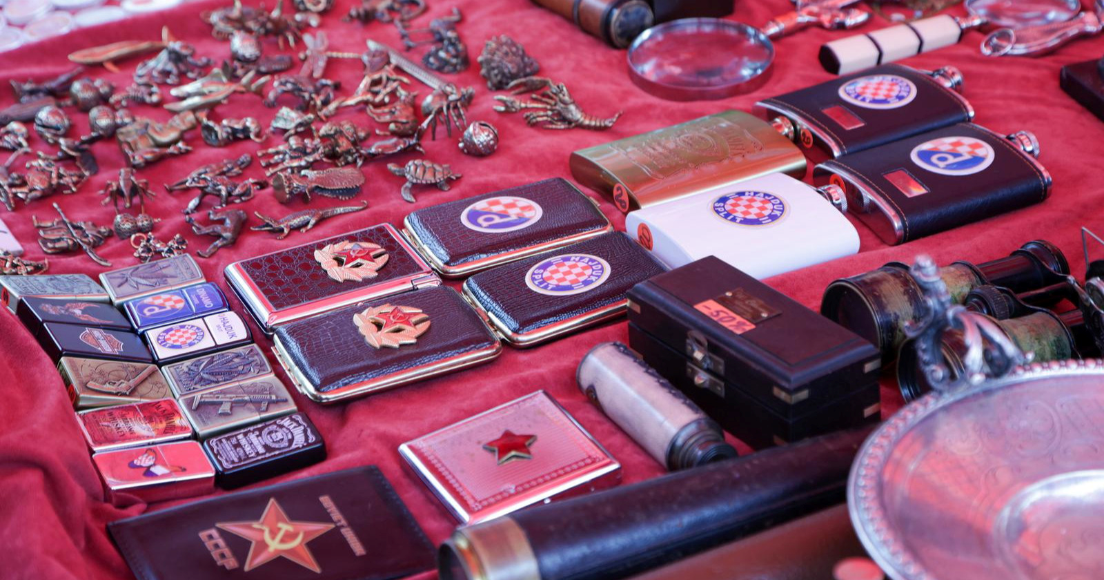 Sajam antikviteta u centru Zagreba: Stare putovnice, pljoskice Dinamo-Hajduk...