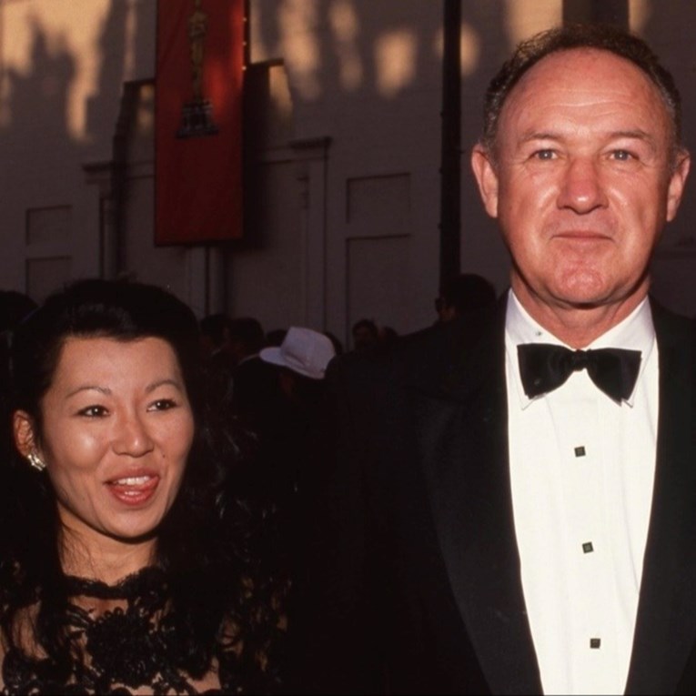 Novi detalji smrti Hackmana i supruge. Dugo su bili mrtvi, pas nađen u ormaru