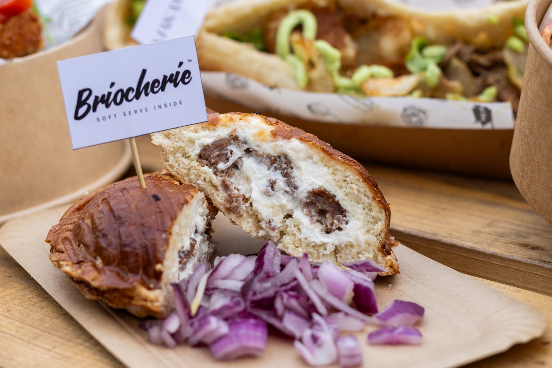 Sjećate se slasnih ćevapa s kajmakom u brioche pecivu? Vratili su se u Zagreb
