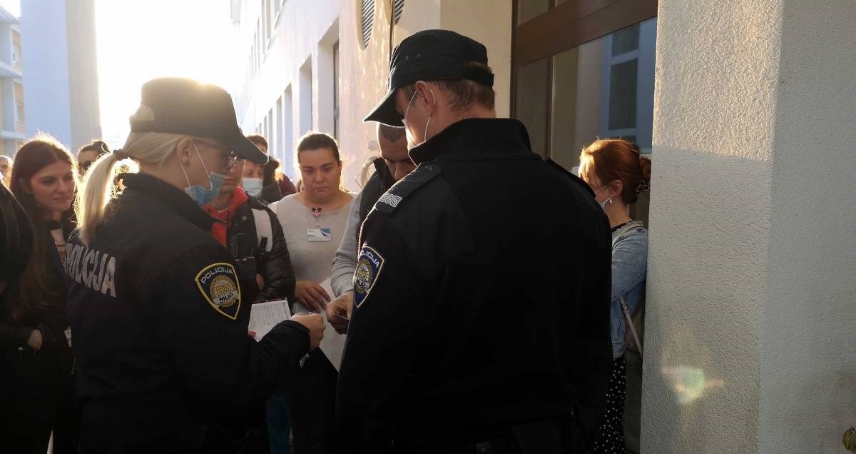 Policija legitimirala prosvjednike pred KBC-om Zagreb, pogledajte snimke