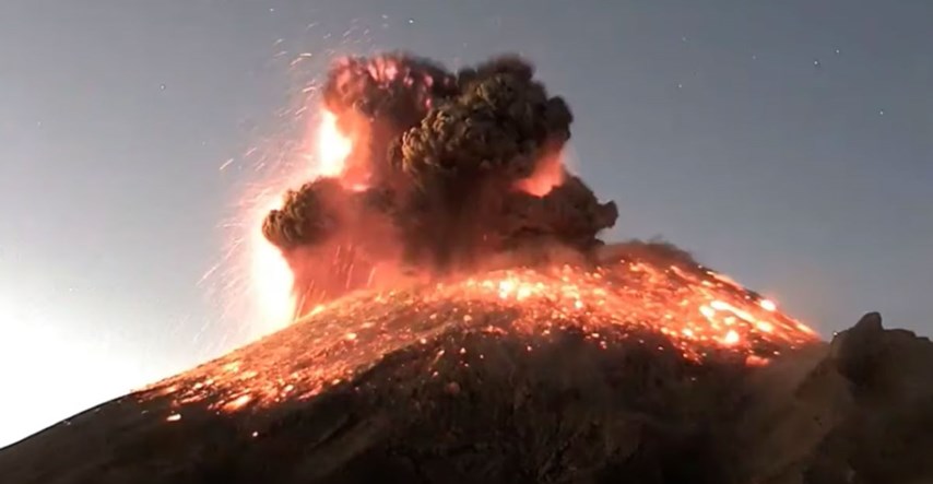 Aktivirao se meksički vulkan Popocatepetl, izbacuje pepeo i užarene stijene