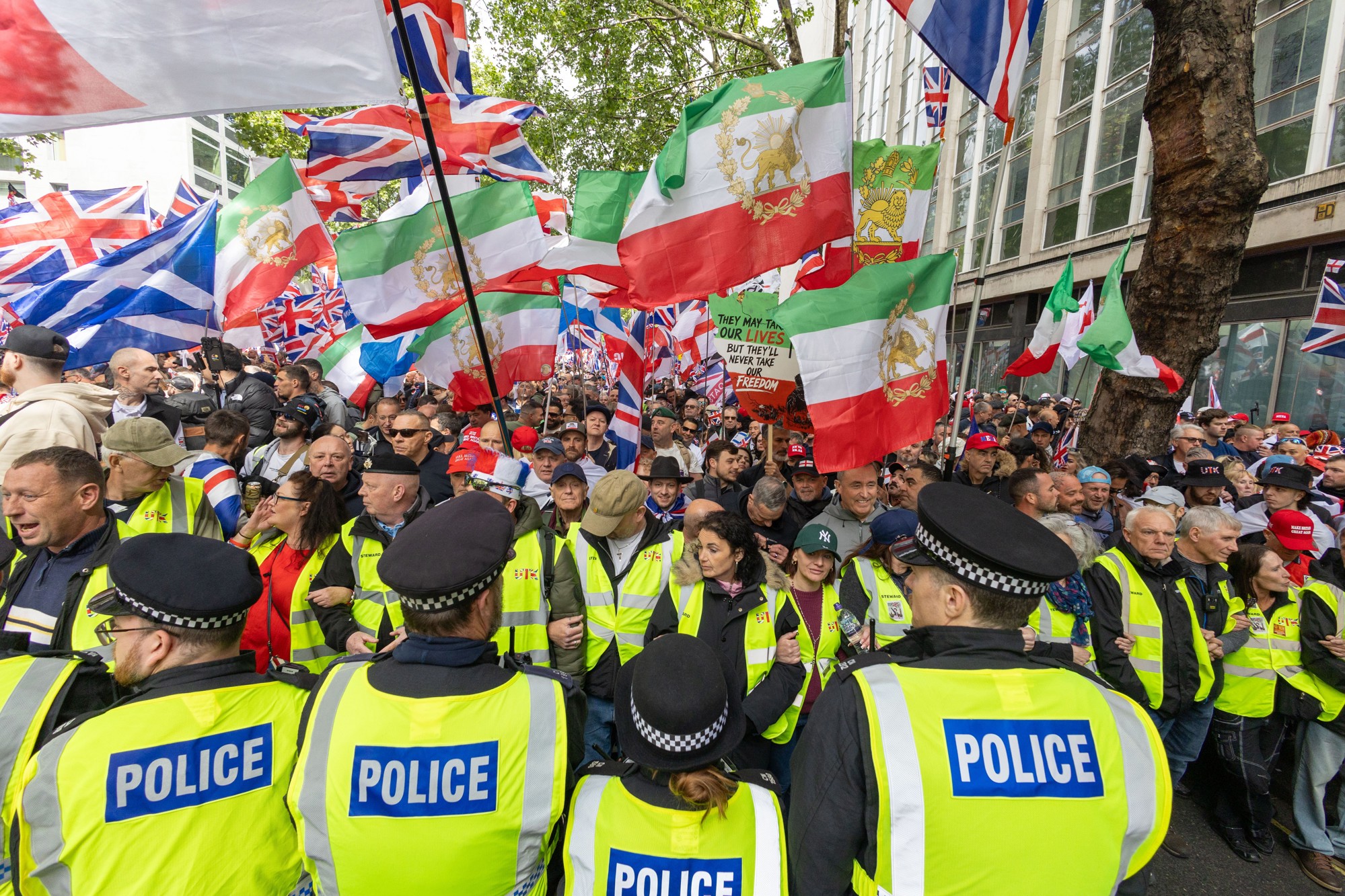 FOTO I VIDEO Ogroman prosvjed desničara u Londonu, održava se i propalestinski marš