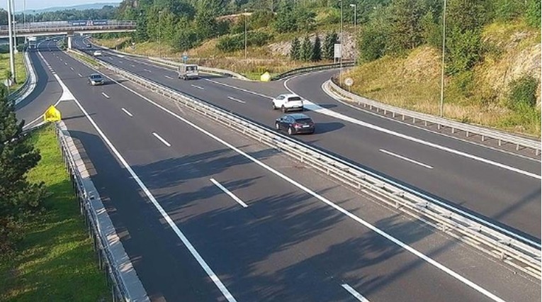 Vozači, oprez. Srna na A1, vozi se 40km/h