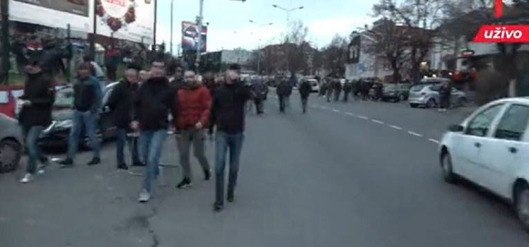 Navijači Zvezde uoči derbija s Partizanom napali novinare pred Marakanom