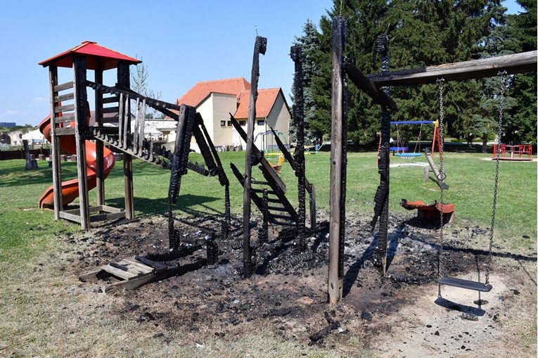 Nepoznati počinitelji zapalili igralište za djecu s invaliditetom u Slavonskom Brodu