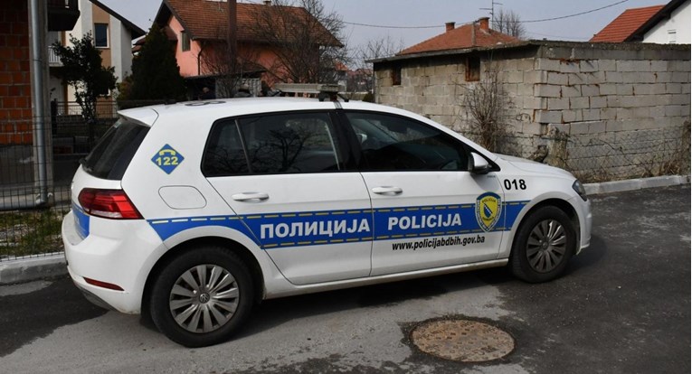 U kući u Sanskom Mostu nađeno četvero male djece bez roditelja, uhićene dvije osobe