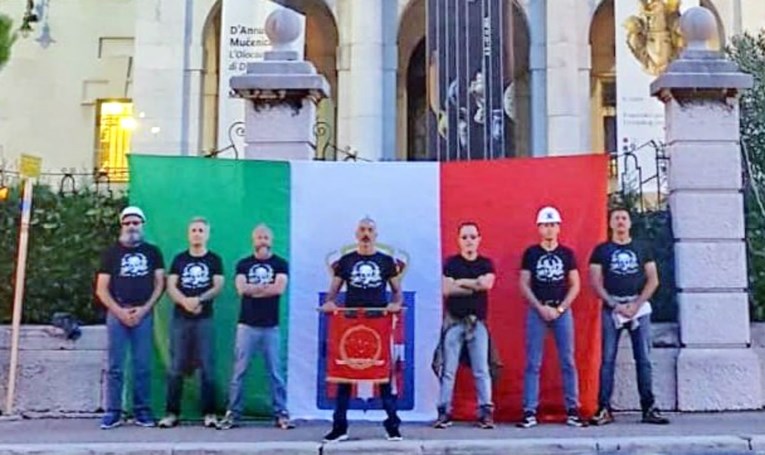 Fašisti u centru Rijeke razvili talijansku zastavu, dvojica privedena