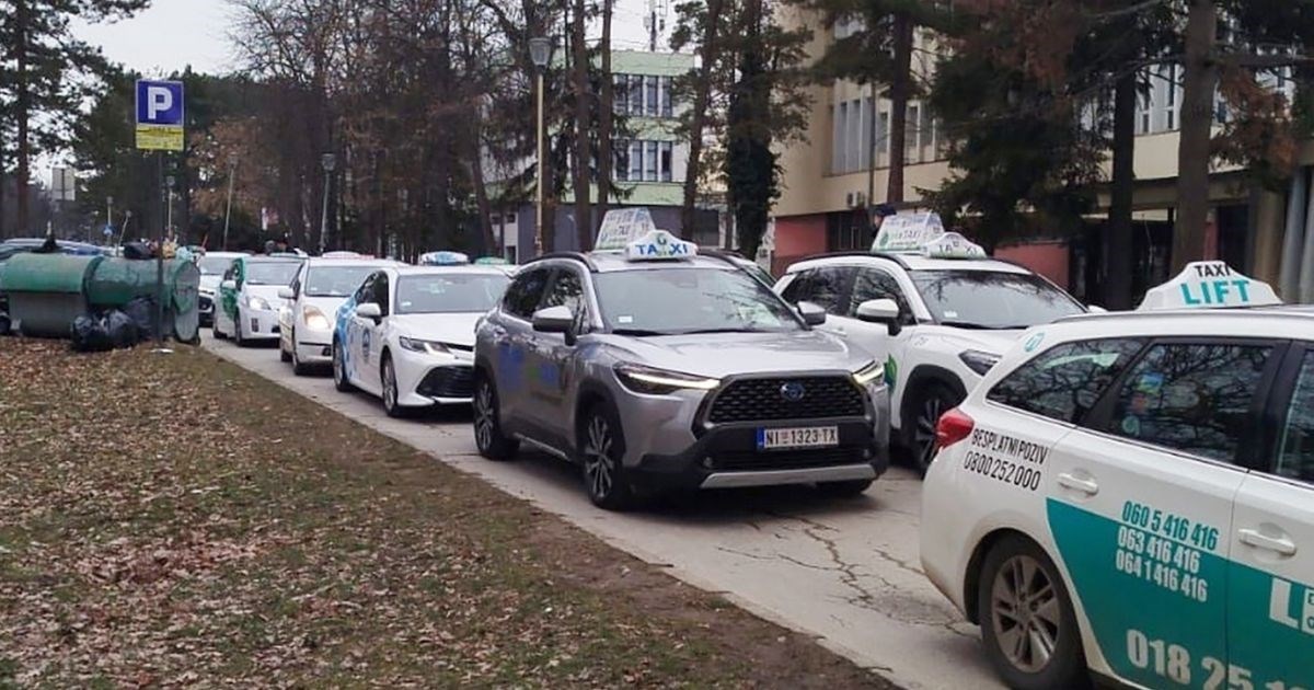 Stotine taksista vraćaju studente koji su tri dana pješačili na skup u Kragujevcu
