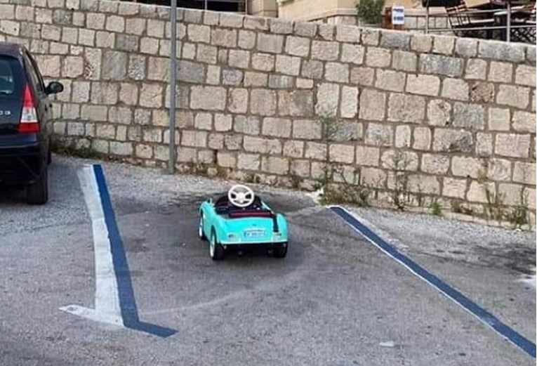 Fotka iz Dubrovnika postala hit na Fejsu zbog "vozila" koje se nalazi na parkingu