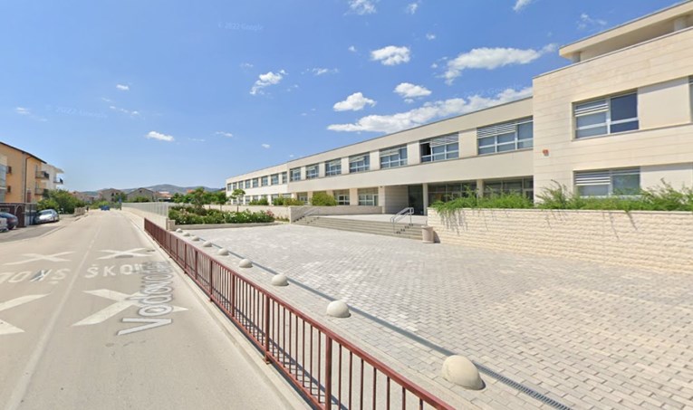 Ukrajinka u Kaštelima udarila sina, prolaznik nju, suprug prolaznika. Svi oslobođeni