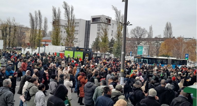 Propao pokušaj smjene gradonačelnika Novog Sada, prosvjednici pokušali ući u zgradu