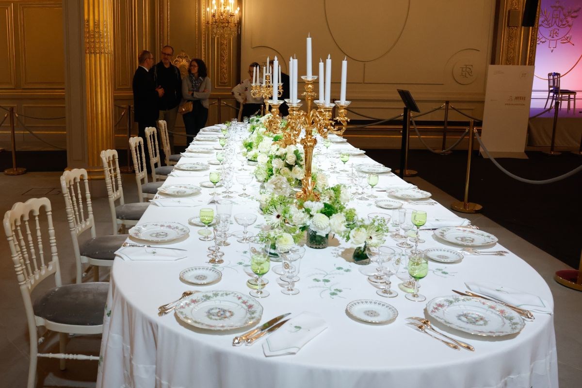 Glavni poslužitelj Elizejske palače krao posuđe i porculan. Htio ih prodati na Vintedu