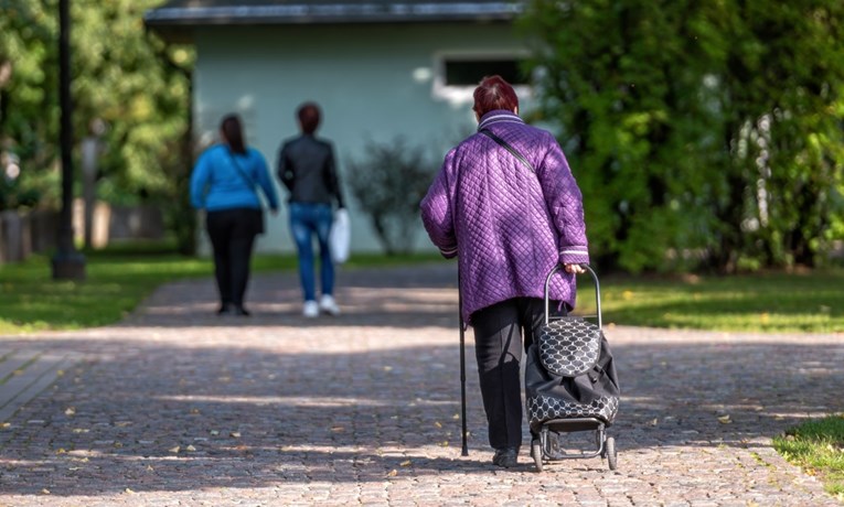 Baka (75) na cesti u Bjelovaru vikala na ljude, vrijeđala ih, pljuvala. Ide u zatvor