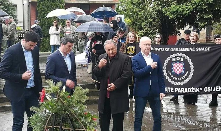 HDZ objavio sliku Bernardića pored zastave HOS-a s natpisom "Za dom spremni"