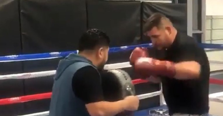 VIDEO Andy Ruiz slučajno opalio trenera lijevim krošeom u bradu