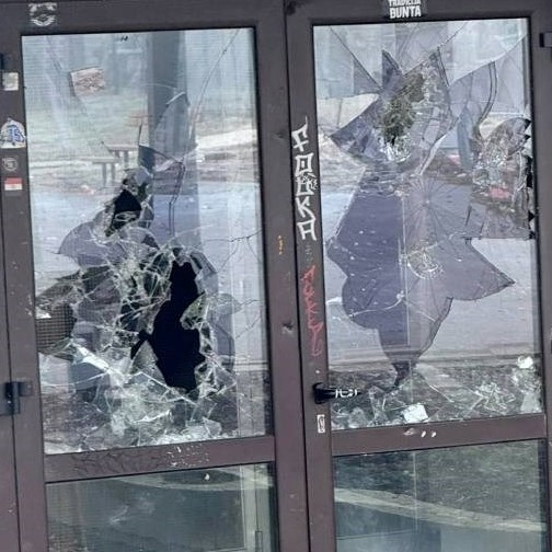 FOTO I VIDEO Demolirali osnovnu školu u Zagrebu. Posvuda ostaci pirotehnike