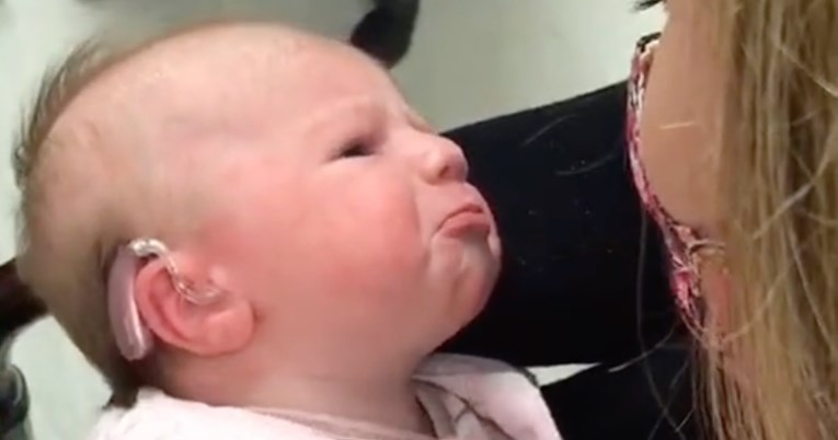 Beba dobila slušni aparat pa se umalo rasplakala kad je prvi put čula mamin glas