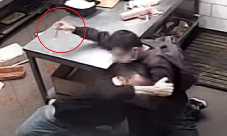 UZNEMIRUJUĆE Snimljen napad na radnika u fast foodu, uboden je škarama u vrat