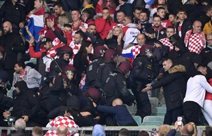 FOTO Hrvatski navijači se potukli međusobno pa onda s policijom
