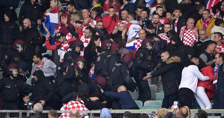 FOTO Hrvatski navijači se potukli međusobno pa onda s policijom