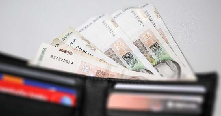 Prosječna plaća realno smanjena 0.7 posto na godišnjoj razini, na 7607 kuna