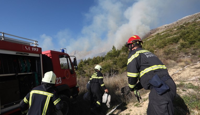 Požar kod Omiša ugašen, izgorio hektar i pol borove šume
