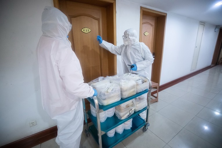 Preko 490 umrlih od koronavirusa, dva kruzera blokirana, na jednom su Hrvati