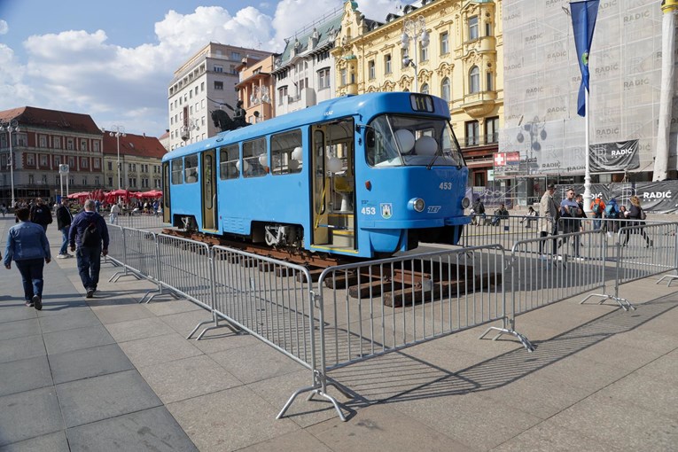 VIDEO Što stara 11-ica radi nasred Trga bana Jelačića?