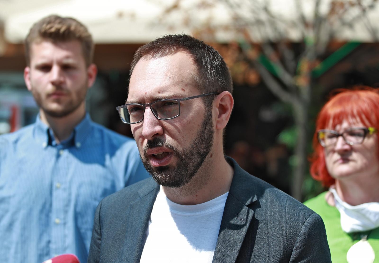 Možemo: Neprihvatljivo je da su maske obvezne u busevima, a na glasačkom mjestu nisu